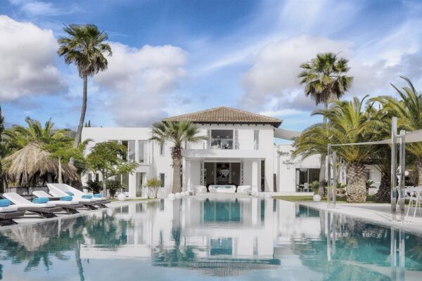A Luxury villa in Cala Jondal – Your Epitome of VIP Living in Ibiza