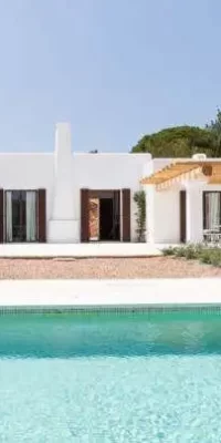 Moderne Finca in der Nähe von Santa Eulalia und Ibiza-Stadt mit Panoramablick auf das Meer