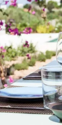 Moderne Finca in der Nähe von Santa Eulalia und Ibiza-Stadt mit Panoramablick auf das Meer