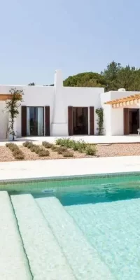 Moderne Finca in der Nähe von Santa Eulalia und Ibiza-Stadt mit Panoramablick auf das Meer