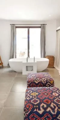 Moderne Finca in der Nähe von Santa Eulalia und Ibiza-Stadt mit Panoramablick auf das Meer