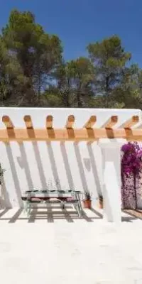 Moderne Finca in der Nähe von Santa Eulalia und Ibiza-Stadt mit Panoramablick auf das Meer