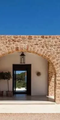 Moderne Finca in der Nähe von Santa Eulalia und Ibiza-Stadt mit Panoramablick auf das Meer