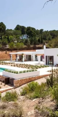 Moderne Finca in der Nähe von Santa Eulalia und Ibiza-Stadt mit Panoramablick auf das Meer