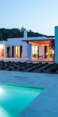 Moderne Finca in der Nähe von Santa Eulalia und Ibiza-Stadt mit Panoramablick auf das Meer