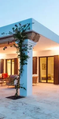 Moderne Finca in der Nähe von Santa Eulalia und Ibiza-Stadt mit Panoramablick auf das Meer