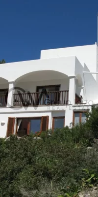 Exquisites Luxusanwesen mit drei Villen und direktem Meerzugang in Cala Boix, San Carlos