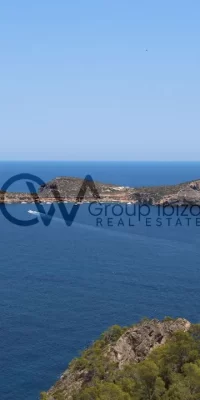 Exquisites Luxusanwesen mit drei Villen und direktem Meerzugang in Cala Boix, San Carlos