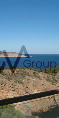 Exquisites Luxusanwesen mit drei Villen und direktem Meerzugang in Cala Boix, San Carlos
