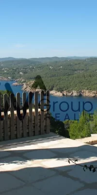 Exquisites Luxusanwesen mit drei Villen und direktem Meerzugang in Cala Boix, San Carlos