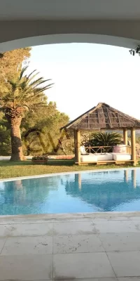 Exquisites Luxusanwesen mit drei Villen und direktem Meerzugang in Cala Boix, San Carlos