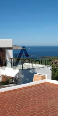 Exquisites Luxusanwesen mit drei Villen und direktem Meerzugang in Cala Boix, San Carlos