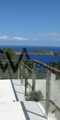 Exquisites Luxusanwesen mit drei Villen und direktem Meerzugang in Cala Boix, San Carlos