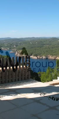Exquisites Luxusanwesen mit drei Villen und direktem Meerzugang in Cala Boix, San Carlos