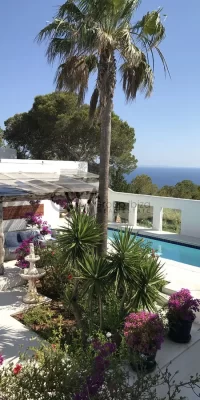 Exquisites Luxusanwesen mit drei Villen und direktem Meerzugang in Cala Boix, San Carlos