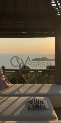 Exquisites Luxusanwesen mit drei Villen und direktem Meerzugang in Cala Boix, San Carlos