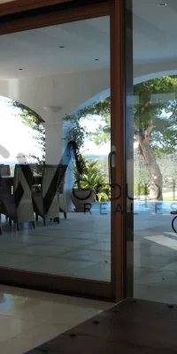 Exquisites Luxusanwesen mit drei Villen und direktem Meerzugang in Cala Boix, San Carlos