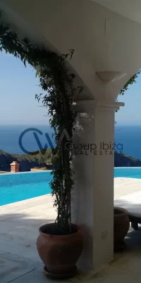 Exquisites Luxusanwesen mit drei Villen und direktem Meerzugang in Cala Boix, San Carlos