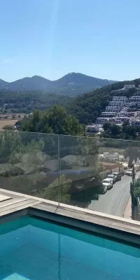 Villa de alta construcción con fantásticas vistas al hermoso pueblo de Cala Llonga