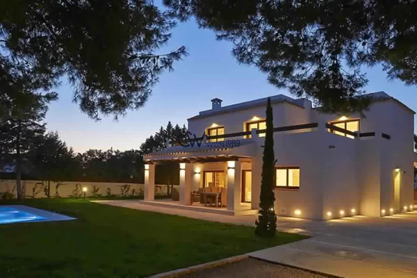 Villa moderne dans un environnement tranquille – Votre oasis à Port de Torrent