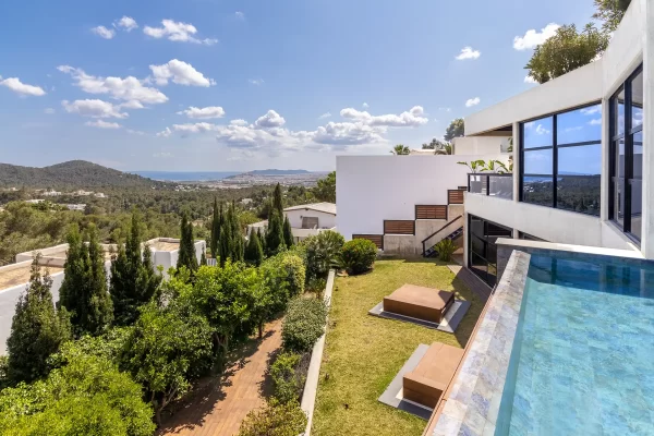 Villa Moderne est située dans l’urbanisation populaire de Can Furnet