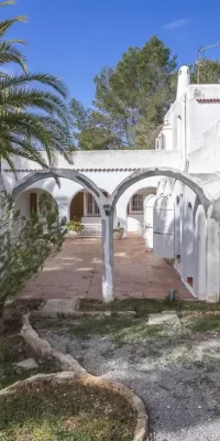Villa frente al mar con acceso directo a la playa, perfecta para reformar