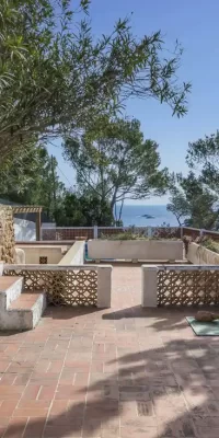 Villa frente al mar con acceso directo a la playa, perfecta para reformar