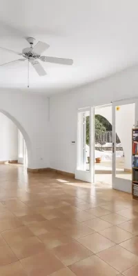 Villa frente al mar con acceso directo a la playa, perfecta para reformar