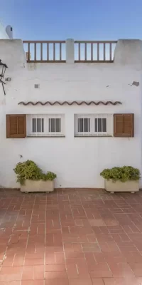 Villa frente al mar con acceso directo a la playa, perfecta para reformar
