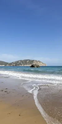 Villa frente al mar con acceso directo a la playa, perfecta para reformar