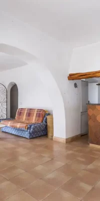Villa frente al mar con acceso directo a la playa, perfecta para reformar