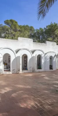 Villa frente al mar con acceso directo a la playa, perfecta para reformar