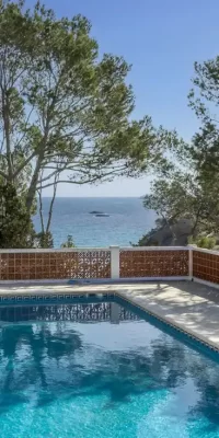 Villa frente al mar con acceso directo a la playa, perfecta para reformar