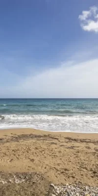 Villa frente al mar con acceso directo a la playa, perfecta para reformar