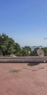 Villa frente al mar con acceso directo a la playa, perfecta para reformar