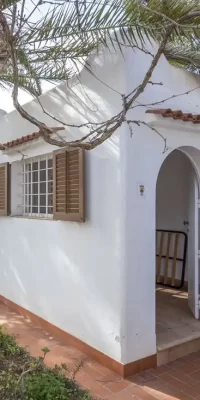 Villa frente al mar con acceso directo a la playa, perfecta para reformar
