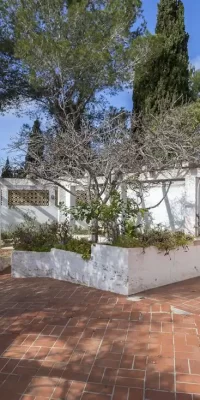 Villa frente al mar con acceso directo a la playa, perfecta para reformar