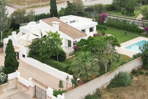 Kürzlich renovierte Stadtvilla 5 Minuten von Ibiza-Stadt entfernt