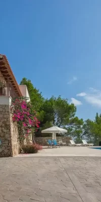 Villa mit wunderschönem Meerblick zum Verkauf in Cala Llenya