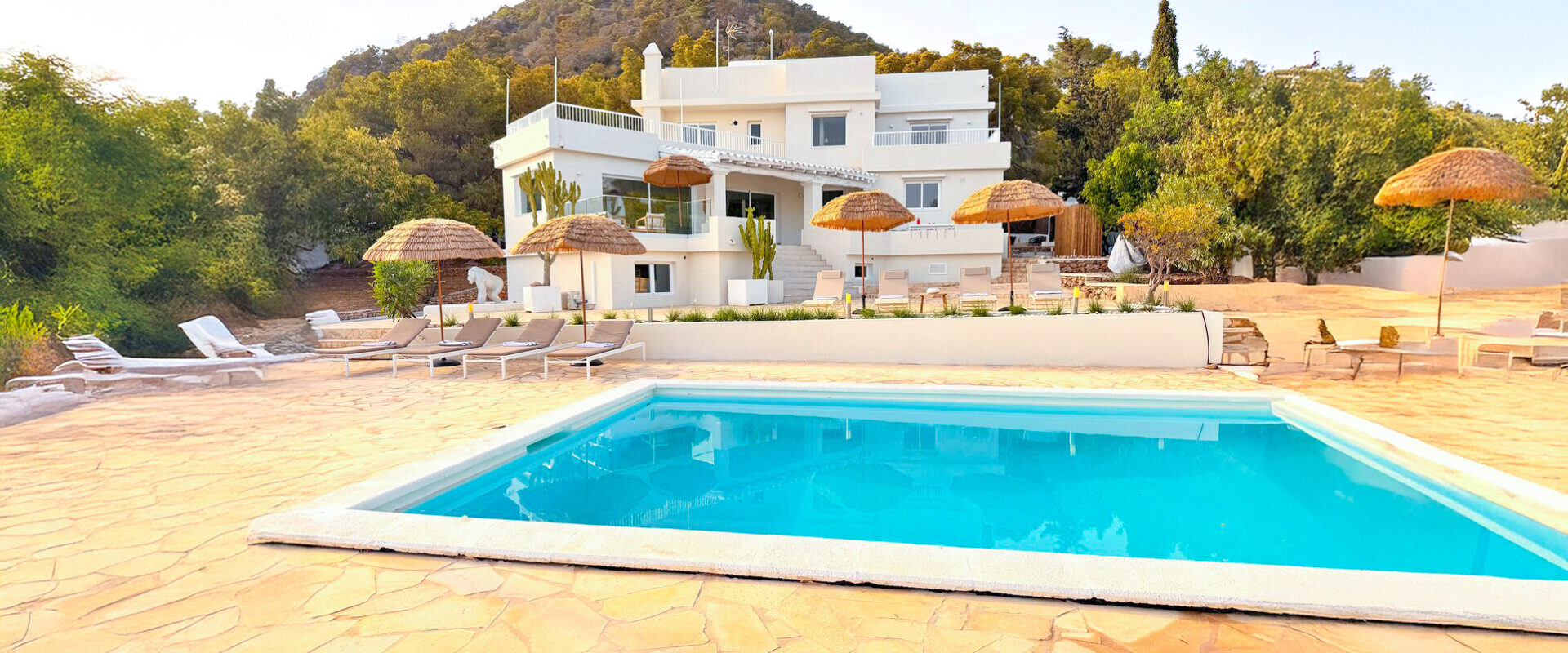 Villa with sea views and rental license in Sa Carroca