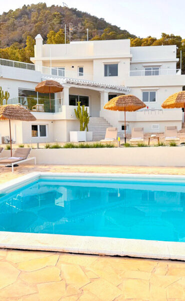 Villa with sea views and rental license in Sa Carroca