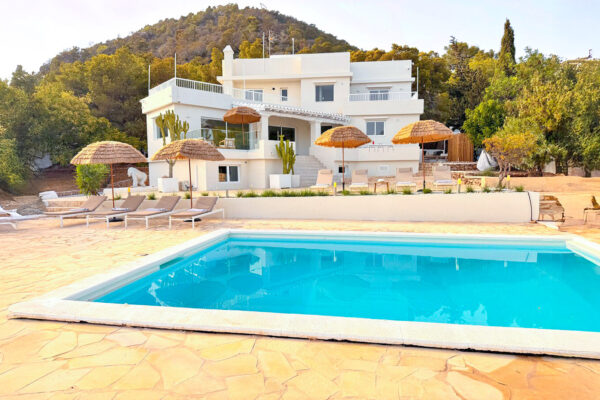 Villa with sea views and rental license in Sa Carroca