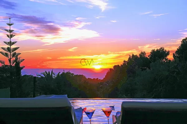 Lussuosa villa con due camere da letto a Cala Salada con fantastica vista sul quartiere