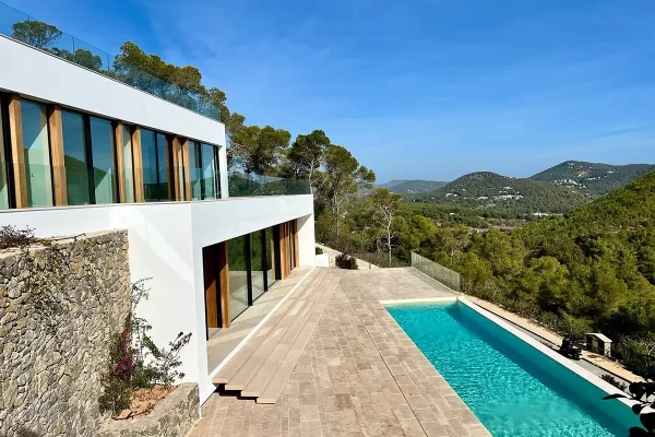 Ville con piscina privata a Ibiza: L’esperienza di lusso per eccellenza