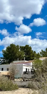 Finca rústica para reformar en el campo de golf de Roca Llisa.