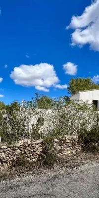 Finca rústica para reformar en el campo de golf de Roca Llisa.
