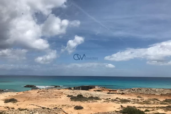 Superbe villa de bord de mer avec vue imprenable sur la mer à Es Caló