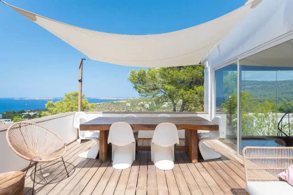 Elegante Küstenvilla mit Panoramablick auf das Meer