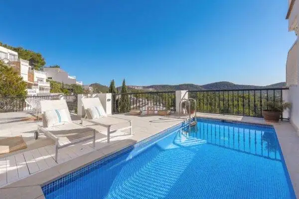 Alles over privéwoningen met zwembad op Ibiza