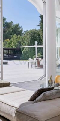 Villa moderna y contemporánea con techos altos.